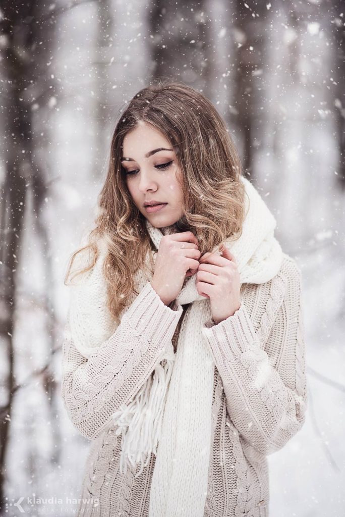 Zimowa sesja zdjęciowa kobieca w śniegu